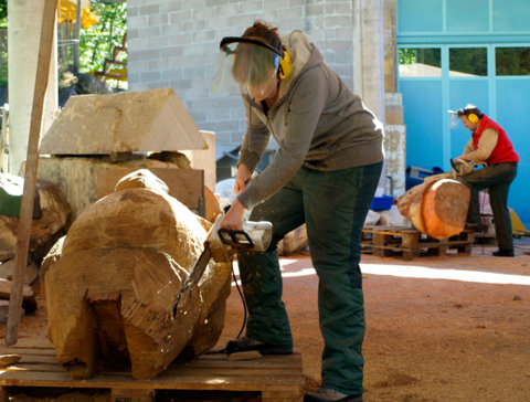 17_Holzbildhauen_mit_Motorsäge_Scuola_di_Scultura_Peccia_web-(4)